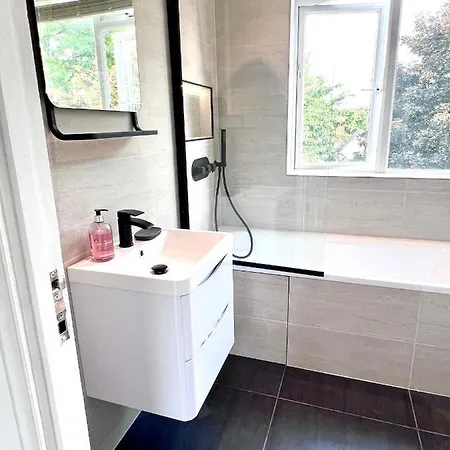 Beautiful 5-Bedroom Private House In Quiet London Street 2 Minutes From Station Exterior photo