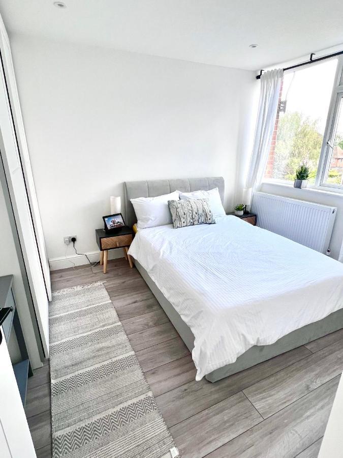 Beautiful 5-bedroom Private House In Quiet Street 2 Minutes From Station Дом отдыха