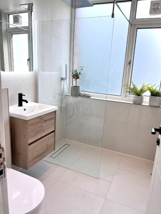 Дом отдыха Beautiful 5-bedroom Private House In Quiet Street 2 Minutes From Station