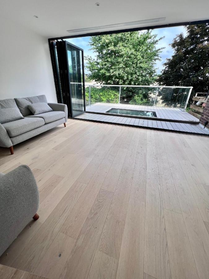 Beautiful 5-bedroom Private House In Quiet Street 2 Minutes From Station Дом отдыха Лондон