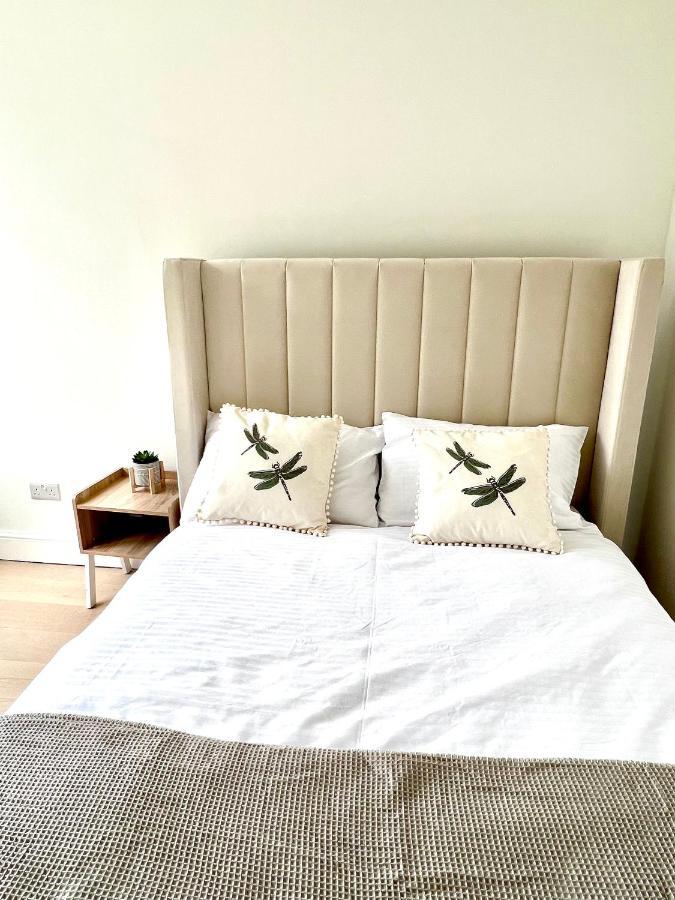 Beautiful 5-bedroom Private House In Quiet Street 2 Minutes From Station Дом отдыха Лондон