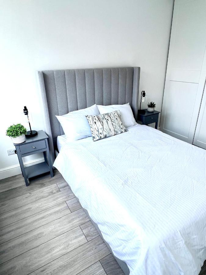 Beautiful 5-bedroom Private House In Quiet Street 2 Minutes From Station Дом отдыха Лондон