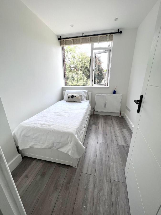 Beautiful 5-bedroom Private House In Quiet Street 2 Minutes From Station Лондон