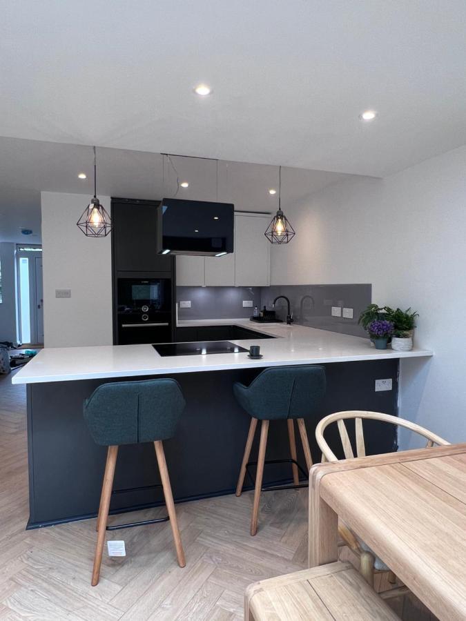 Дом отдыха Beautiful 5-bedroom Private House In Quiet Street 2 Minutes From Station Лондон