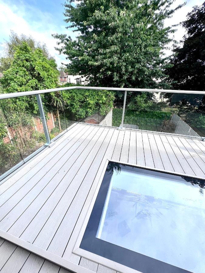 Дом отдыха Beautiful 5-bedroom Private House In Quiet Street 2 Minutes From Station