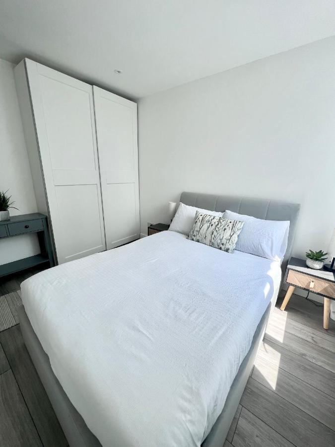Beautiful 5-bedroom Private House In Quiet Street 2 Minutes From Station Дом отдыха Лондон