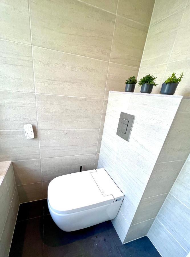 Beautiful 5-bedroom Private House In Quiet Street 2 Minutes From Station Дом отдыха Лондон