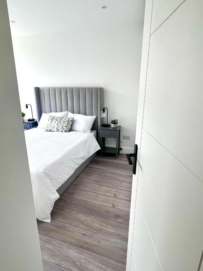 Beautiful 5-bedroom Private House In Quiet Street 2 Minutes From Station Лондон