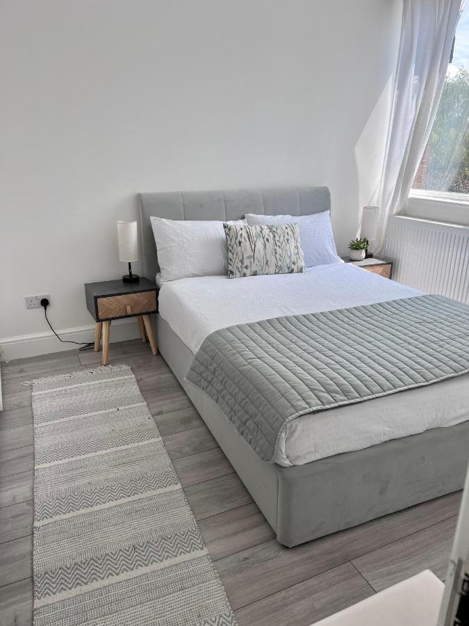 Beautiful 5-bedroom Private House In Quiet Street 2 Minutes From Station Лондон