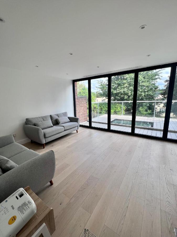 Beautiful 5-bedroom Private House In Quiet Street 2 Minutes From Station Дом отдыха