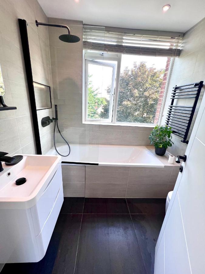Дом отдыха Beautiful 5-bedroom Private House In Quiet Street 2 Minutes From Station Лондон